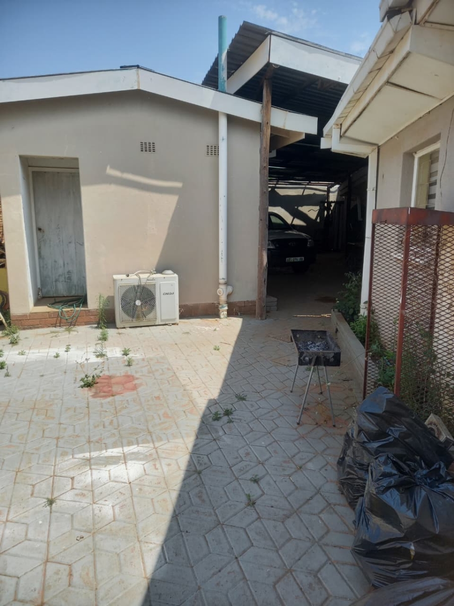 5 Bedroom Property for Sale in Manzil Park North West